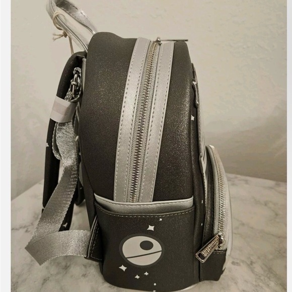 Loungefly Disney Parks Star Wars Madolorian Glow In The Dark Backpack main image 3